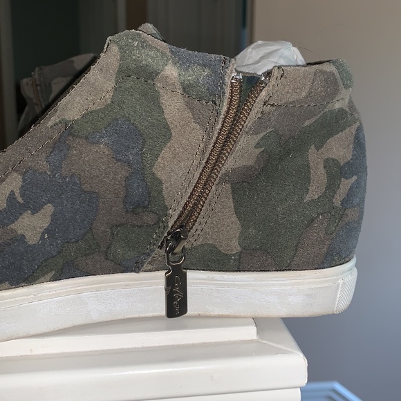 Size 6 Camouflage Water-Proof Sneaker - Picture 2 of 5